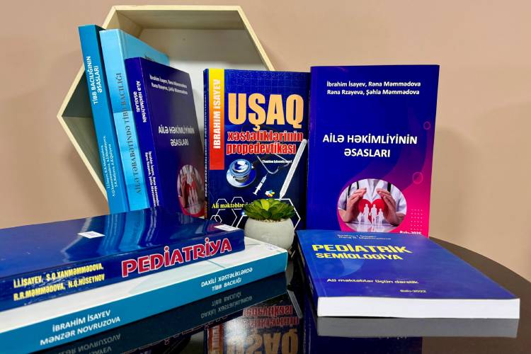 Профессор Ибрагим Исаев передал в дар Президентской библиотеке книги