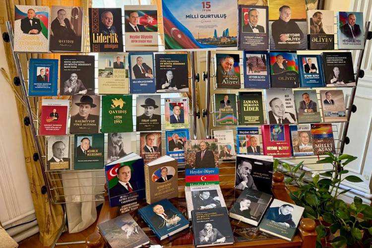 Prezident Kitabxanasında 15 İyun – Milli Qurtuluş Gününə həsr edilmiş videoçarx hazırlanıb və ənənəvi kitab sərgisi təşkil olunub