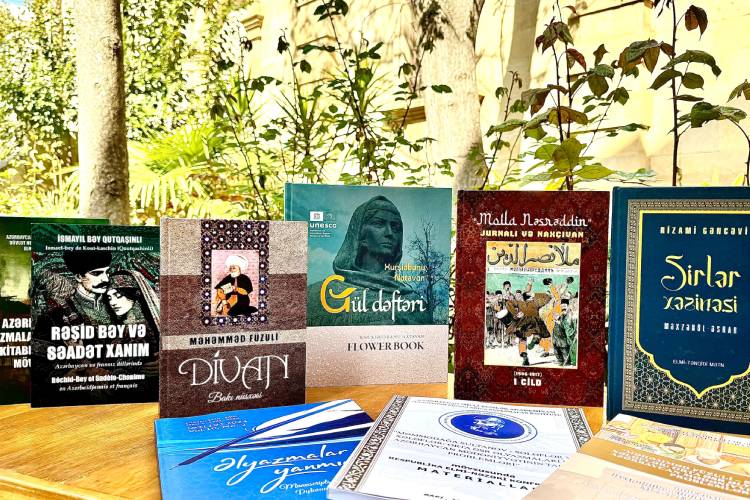 Əlyazmalar İnstitutu Prezident Kitabxanasına elmi nəşrlər hədiyyə edib