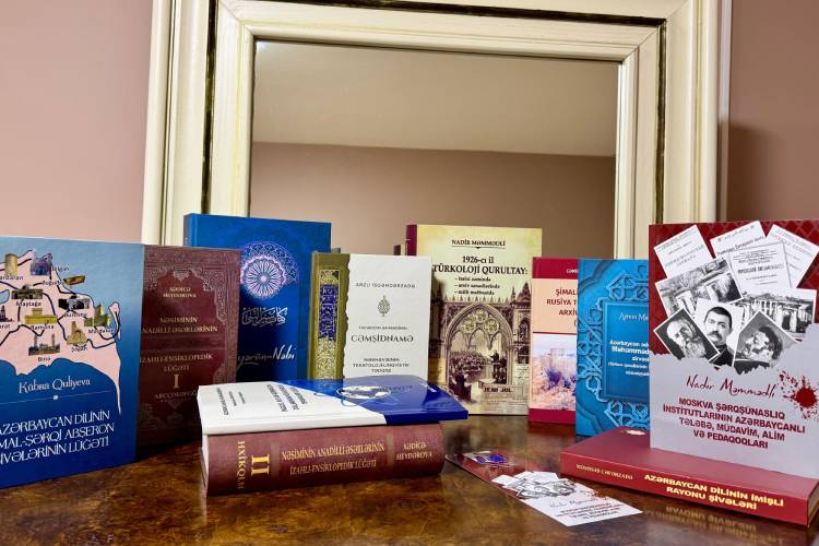 AMEA Nəsimi adına Dilçilik İnstitutundan Prezident Kitabxanasına elmi nəşrlər hədiyyə olunub