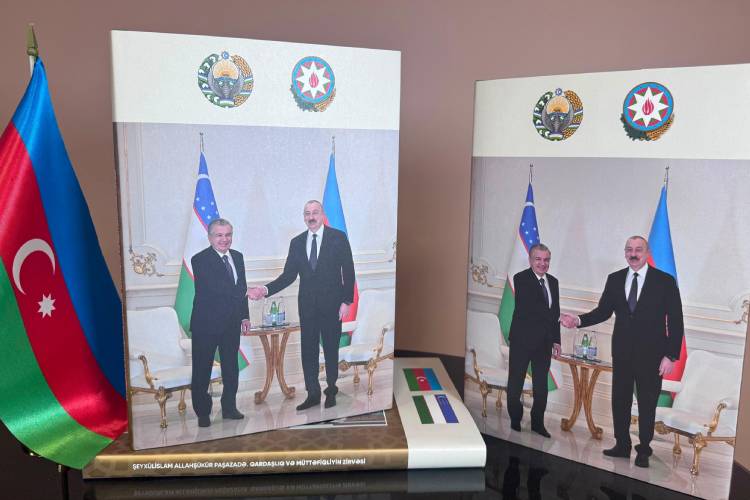 Prezident Kitabxanasına “ Qardaşlıq və müttəfiqliyin zirvəsi ” adlı kitab-albom hədiyyə olunub