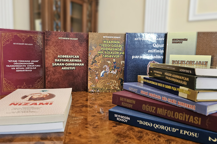 Professor Seyfəddin Rzasoy müəllifi olduğu kitabları Prezident Kitabxanasına hədiyyə edib