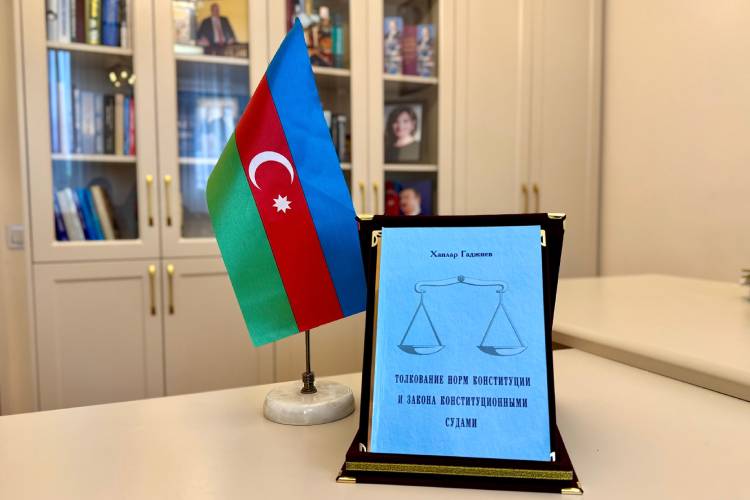 Konstitusiya hüququ sahəsində dəyərli kitab Prezident Kitabxanasına hədiyyə olunub
