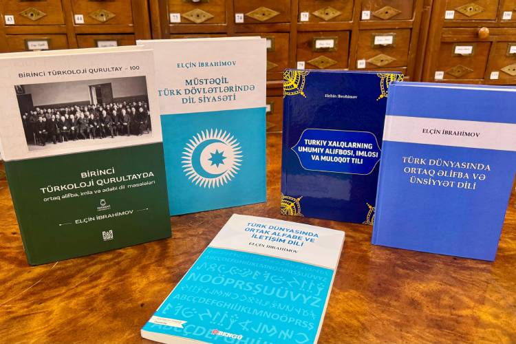 Президентской библиотеке переданы в дар новые издания по языкознанию и языковой политике